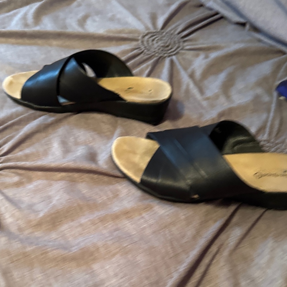 BareTraps Women's Sandals in Black and Tan - Picture 4 of 4
